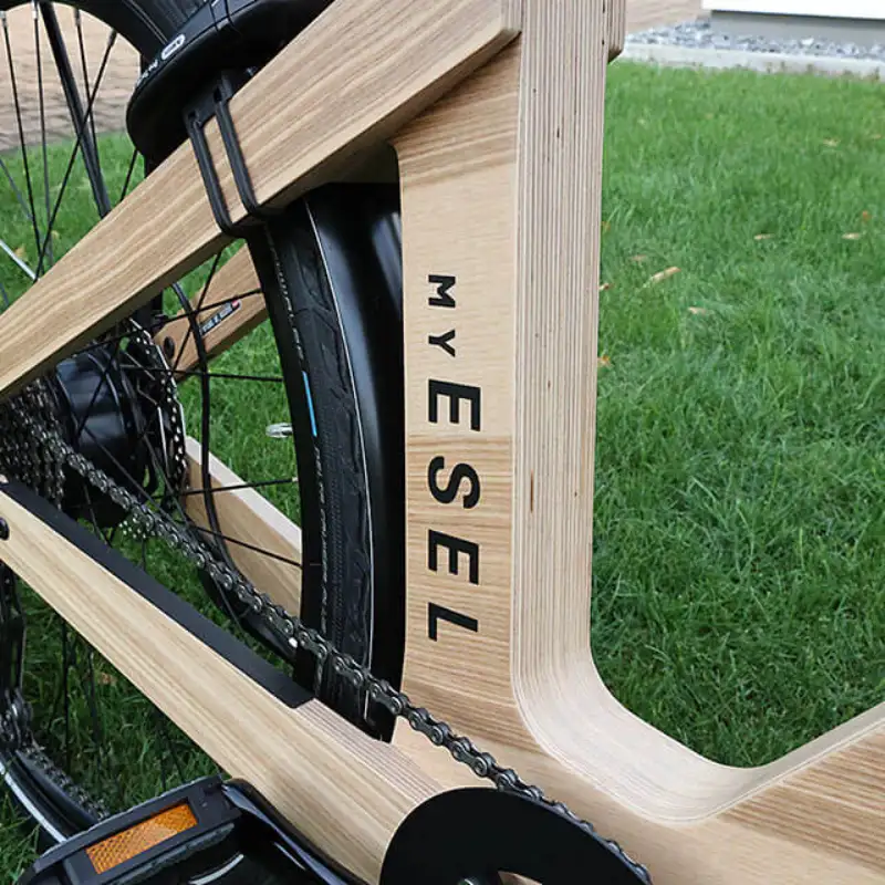 Ein Close Up des MyEsel Holz JobRads von der Seite