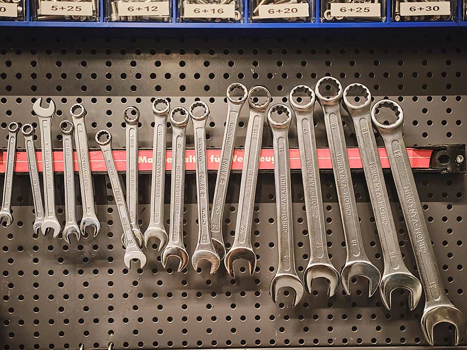 Schraubenschlüssel an der Werkstatt Wand Schraubenschlüssel an der Werkstatt Wand
