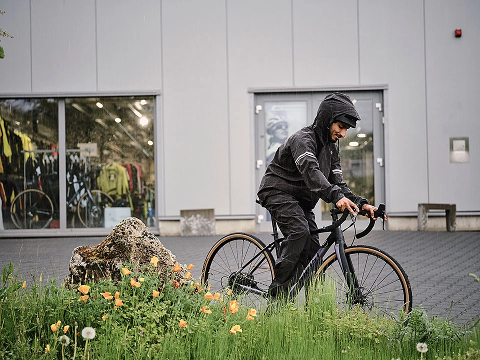 JobRadler im Regen mit Grünstreifen auf Vorplatz JobRadler im Regen mit Grünstreifen auf Vorplatz